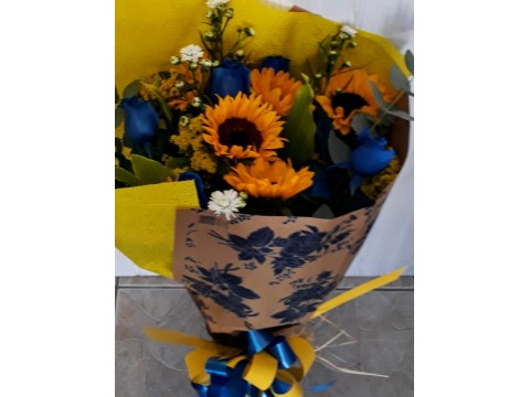 RAMO GIRASOLES Y ROSAS AZULES 