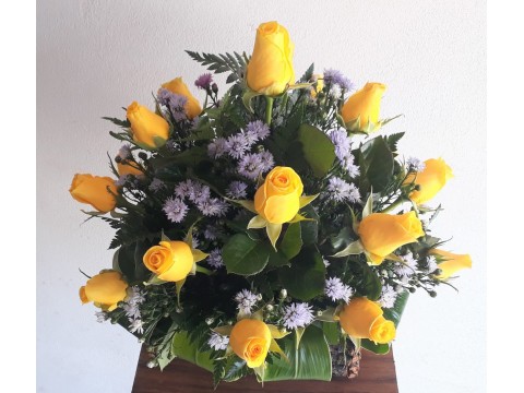 ROSAS AMARILLAS ARREGLO