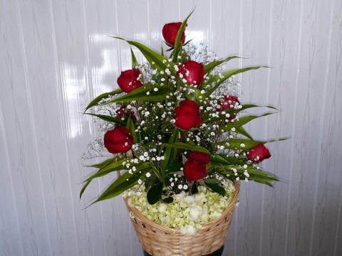 Canasta de rosas y hortensias