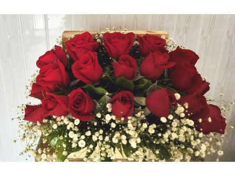 ROSAS EN BAUL DE MADERA