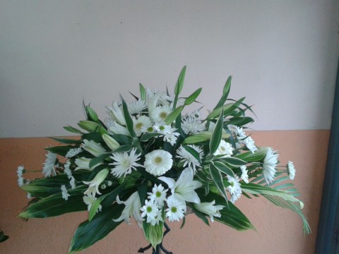 Ofrenda gerberas - lirios y fulli