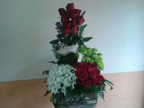 Cajón rústico rosas dragones y pomas.