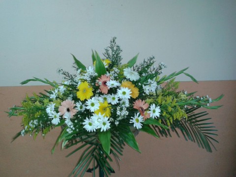 Ofrenda gerberas de colores y margaritas blancas 
